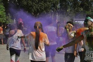 A cada quilômetro percorrido, os participantes recebiam tinta em pó